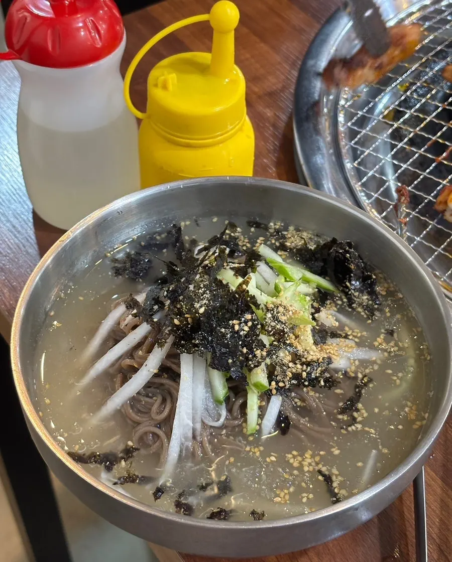 물막국수와 함께 나온 돼지수육
