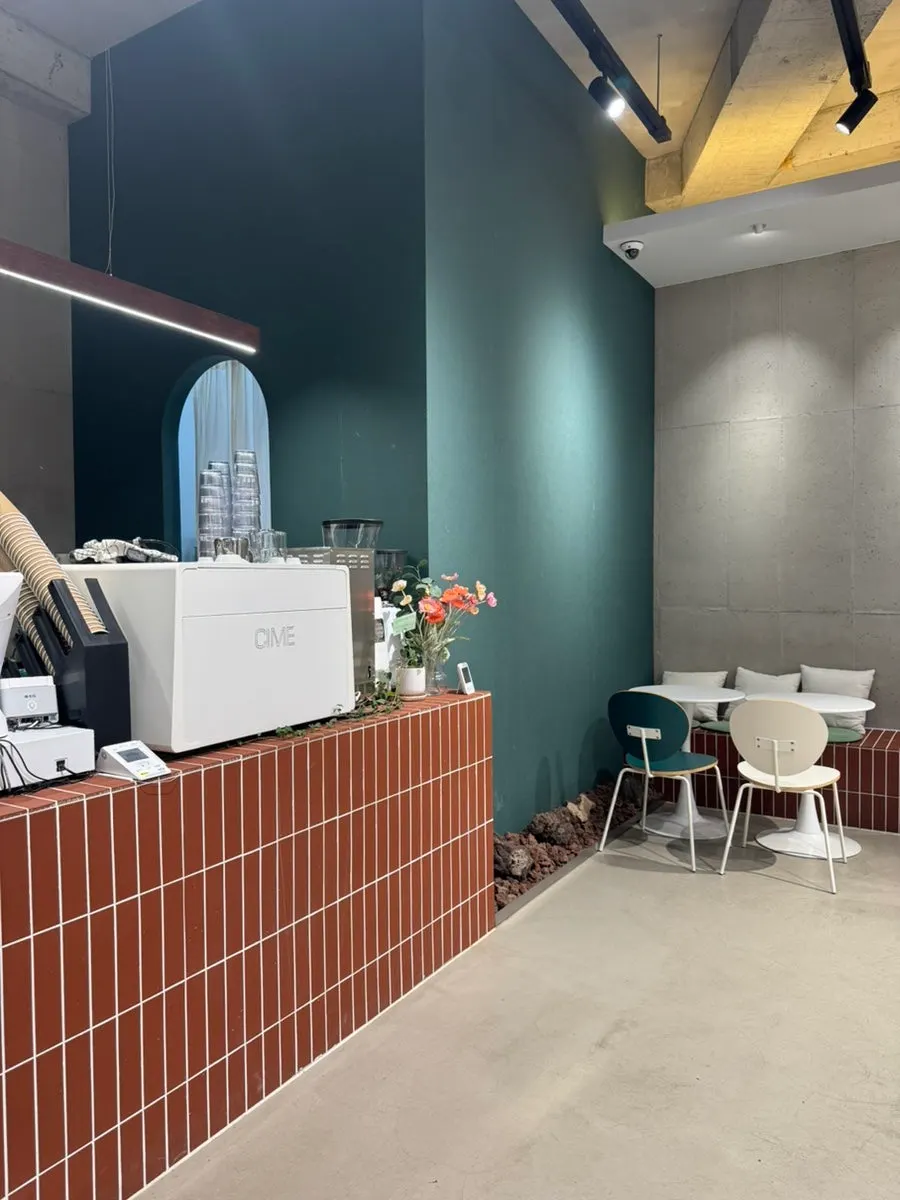 Exterior view of Cafe Imchori, a Gapyeong dessert café
