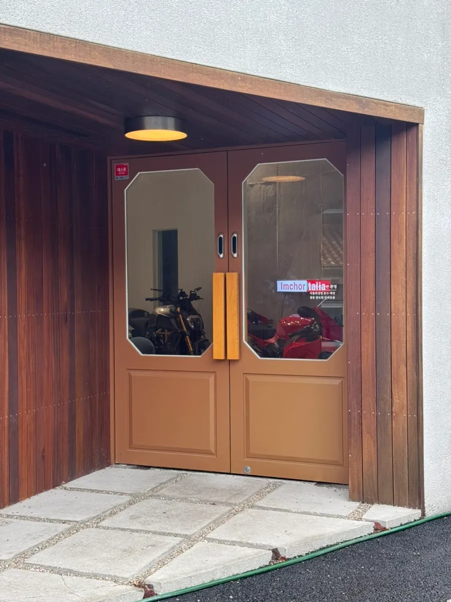 Entrance of the Cafe Imchori building