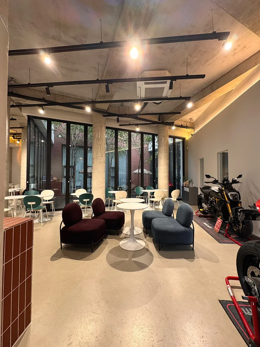 High-ceilinged interior and courtyard of Cafe Imchori