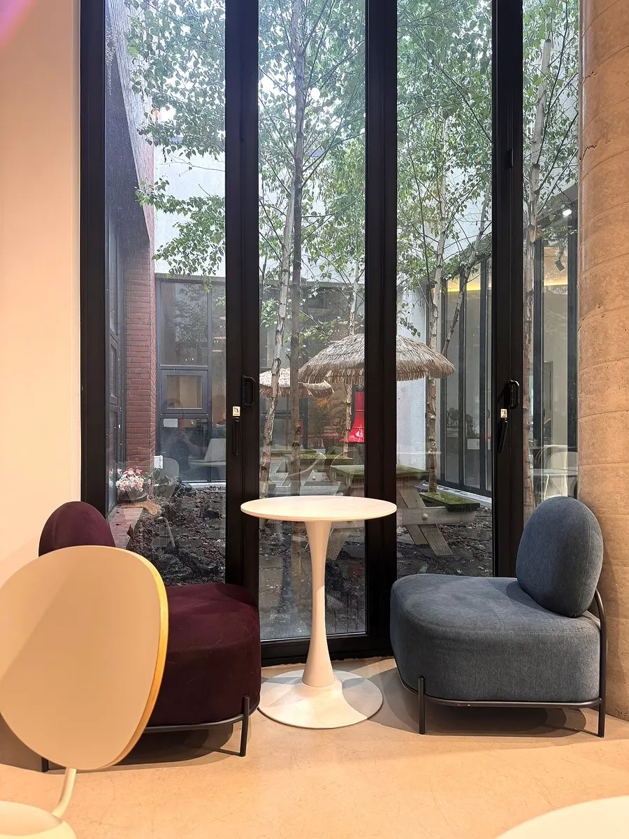 Stylish interior of Cafe Imchori