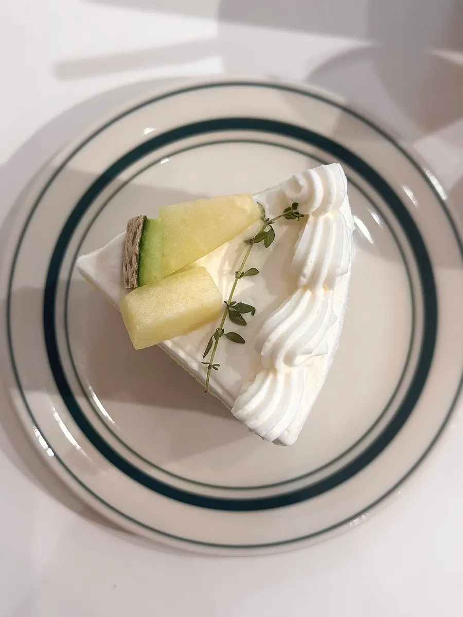 Eating the melon pure milk cake with a fork
