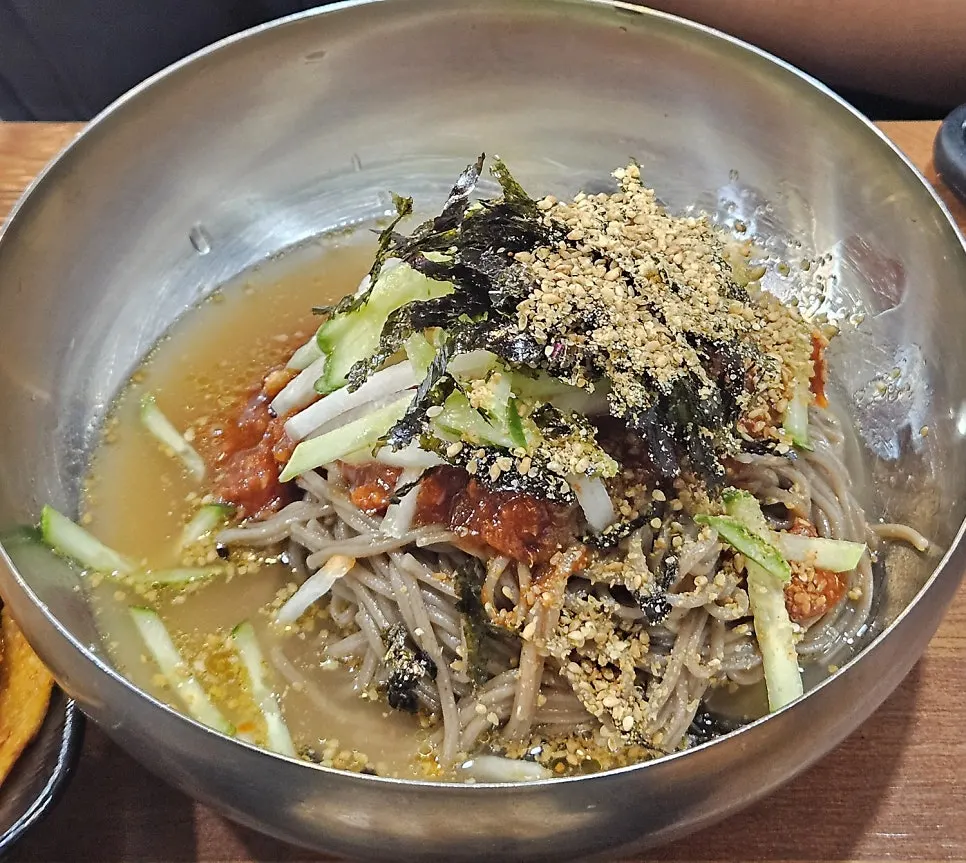 닭갈비와 반찬이 차려진 푸짐한 한상