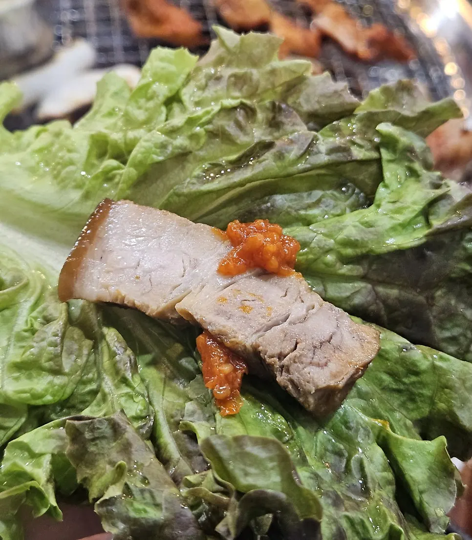 쫄깃한 떡과 숯불닭갈비 한 점
