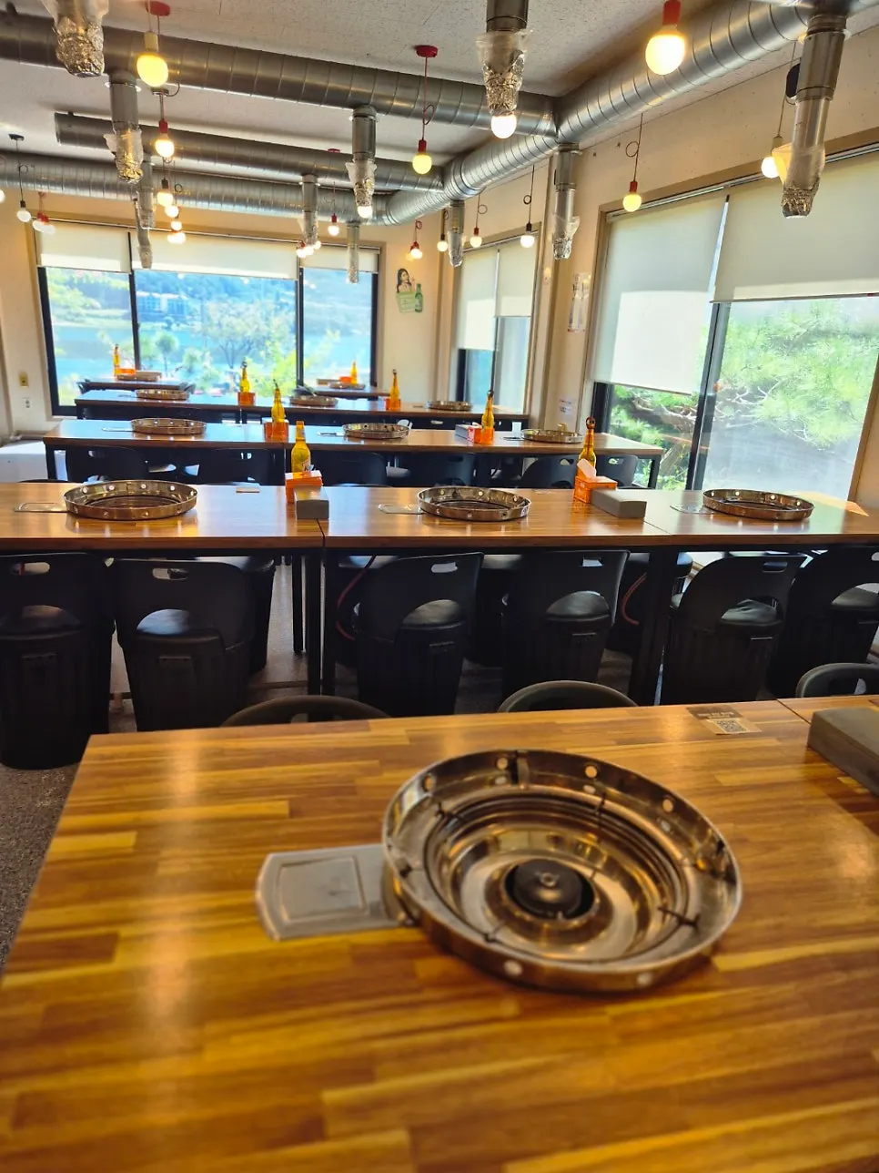 Interior view of the Jayeon Dakgalbi dining room