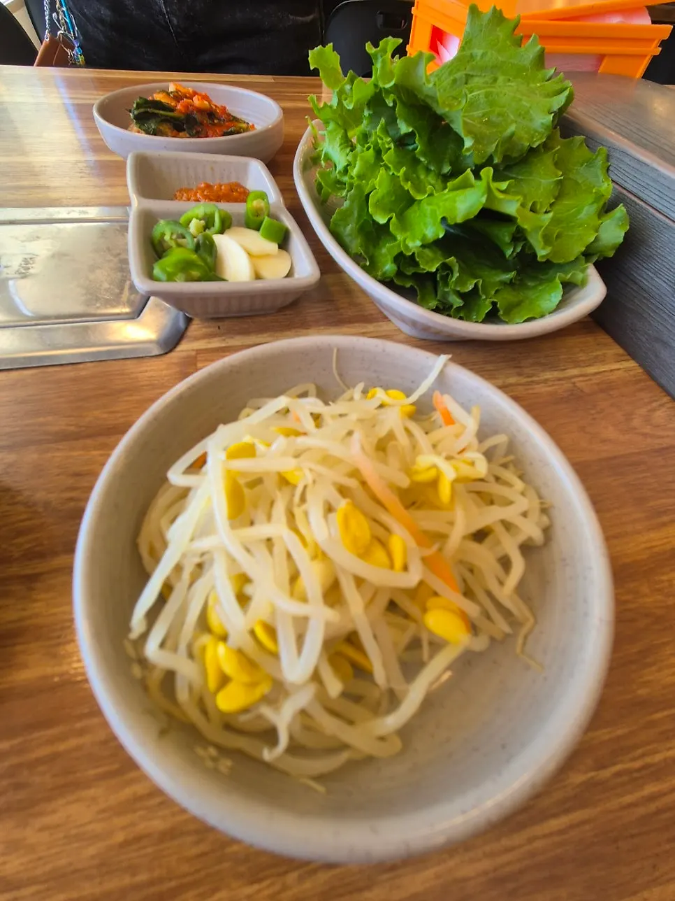 Lettuce, bean sprouts, kimchi and other basic side dishes