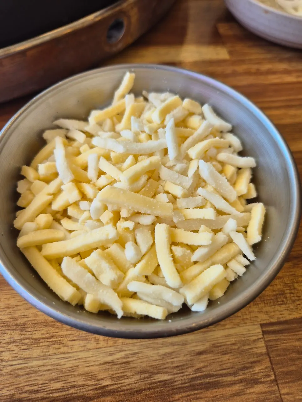 Cheese sari added to the center of the hot-plate dakgalbi