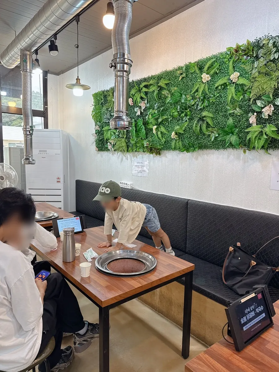 Dining hall of the dakgalbi restaurant with group seating