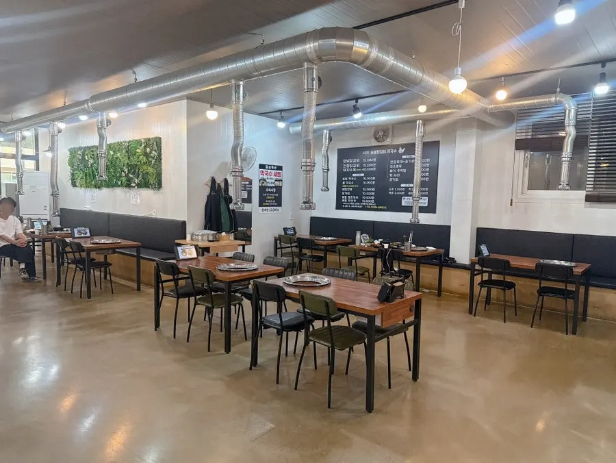 View of the Dami Seorak Charcoal-grilled Dakgalbi dining hall