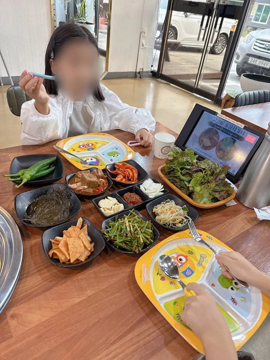 Kids' tray with spoon and fork set