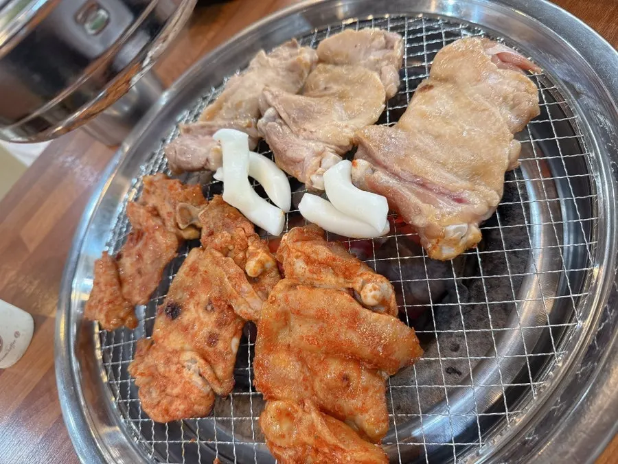 A plate of pre-seared charcoal dakgalbi