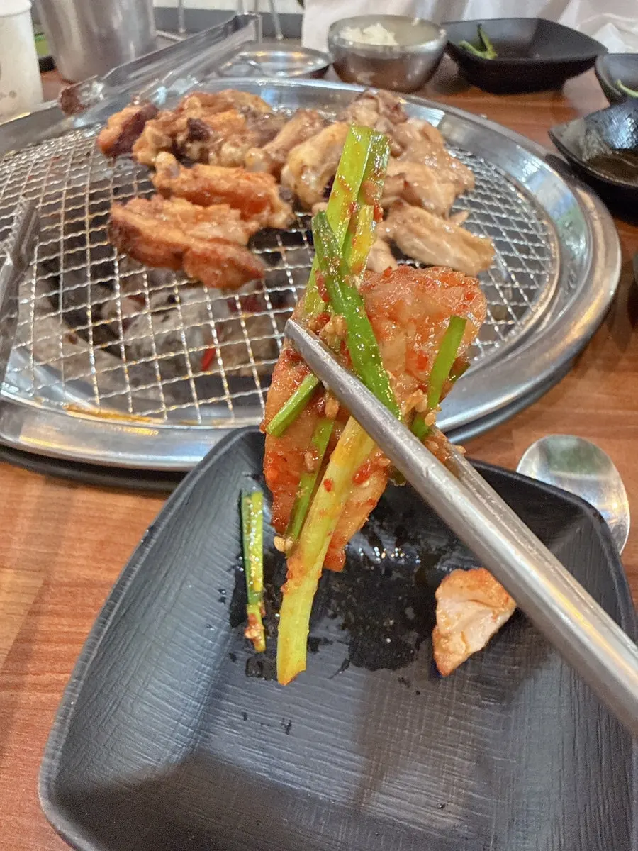 Rice cakes grilled alongside dakgalbi