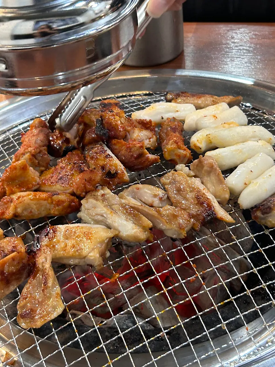Rice cakes and dakgalbi on the charcoal grill