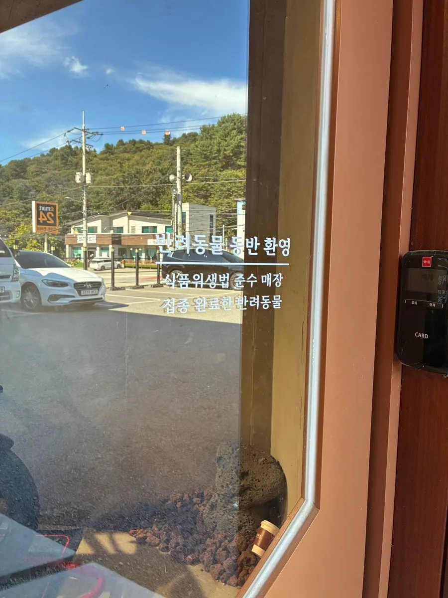 카페 임초리 음료와 디저트 메뉴판