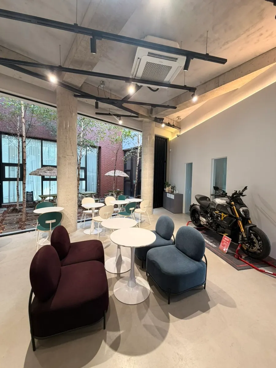 Spacious indoor seating at Cafe Imchori