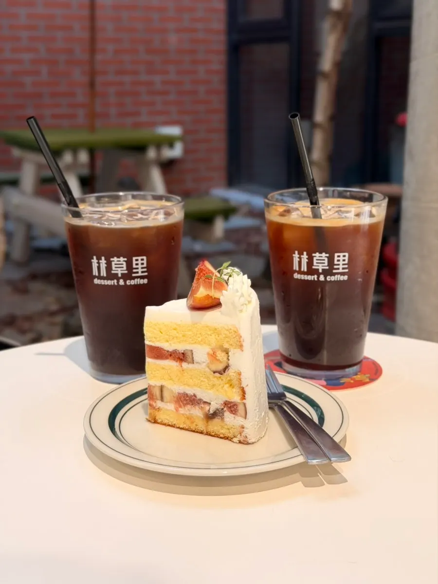 Table with iced americano and fig milk cake