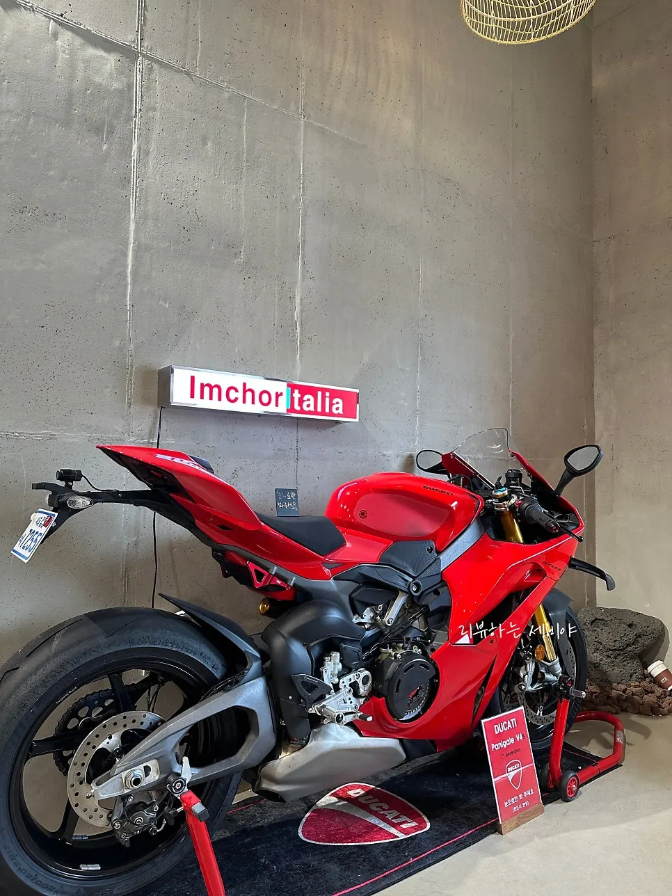 Bike on display at the entrance of Cafe Imchori