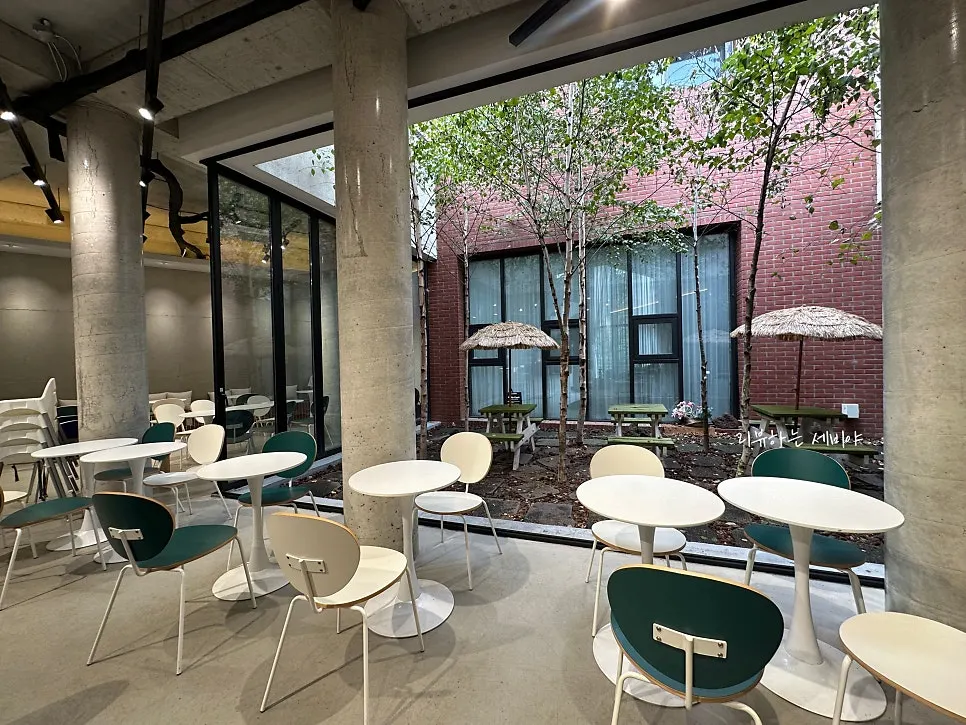 Stylish interior of Cafe Imchori