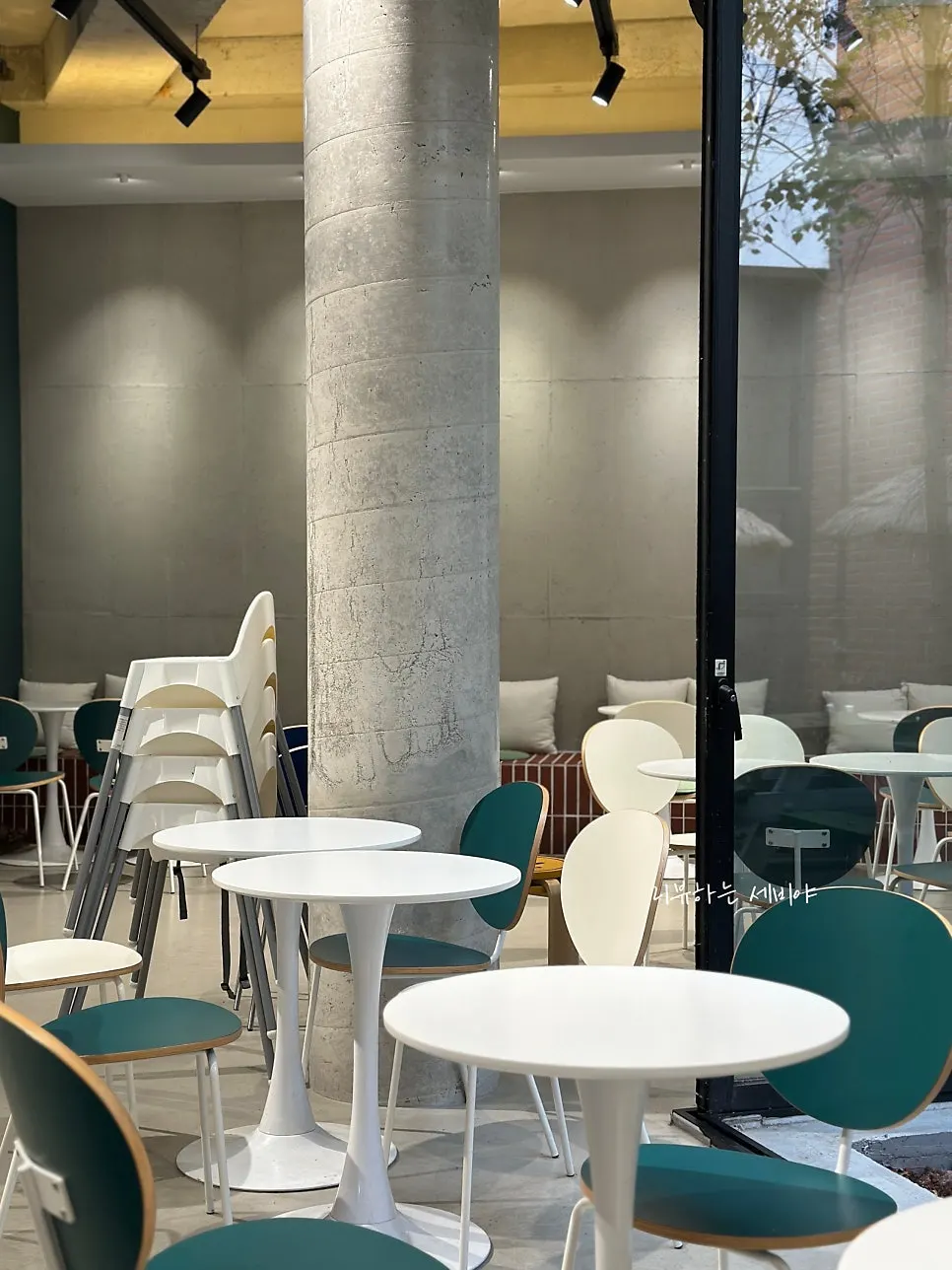 Cafe Imchori seating area with plenty of tables