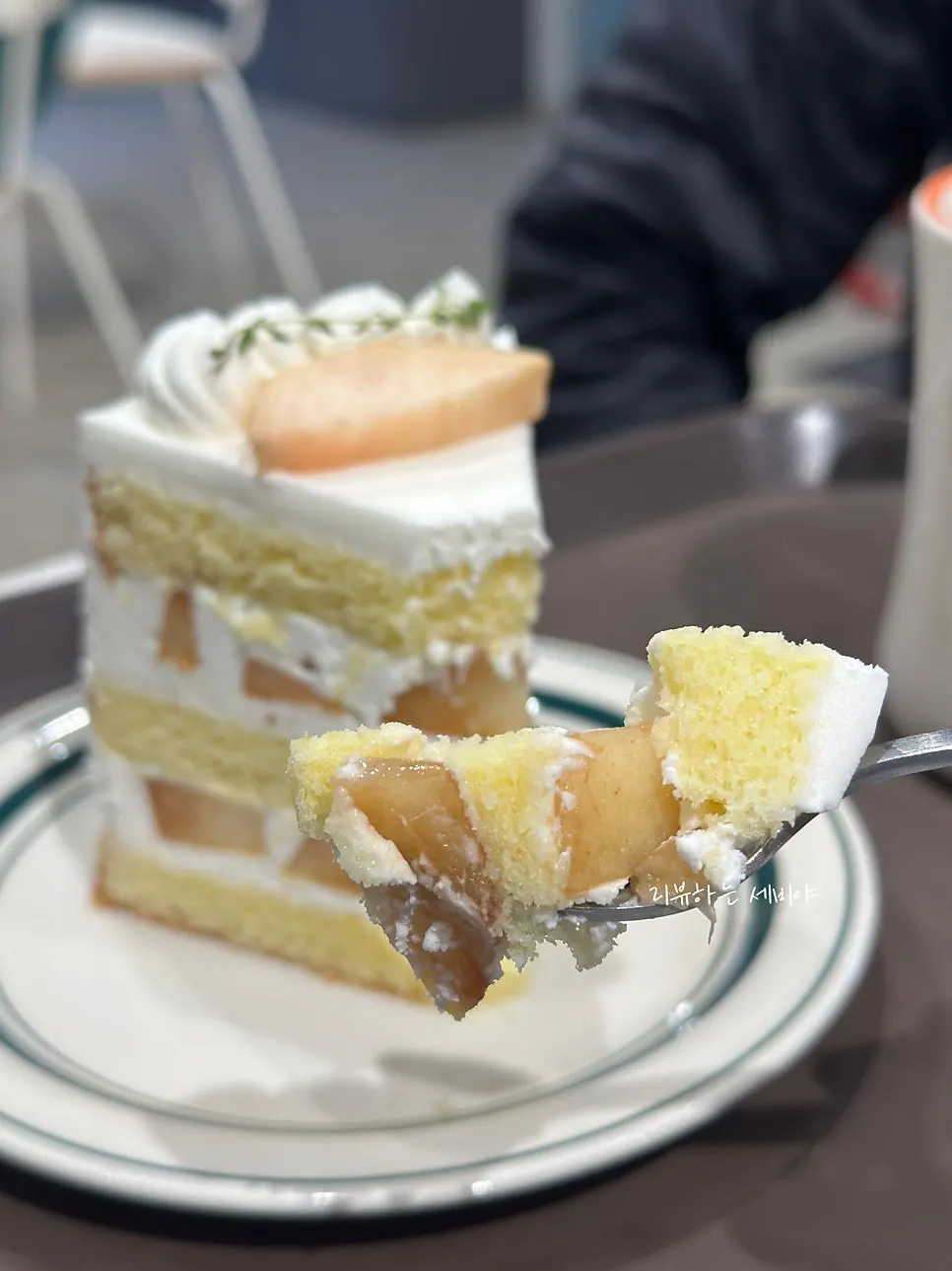 Cross-section of Imchori's pure milk cake made with dairy whipped cream