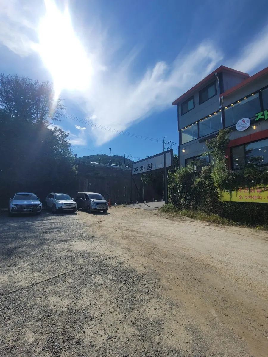 Exterior of Jayeon Dakgalbi and the parking lot