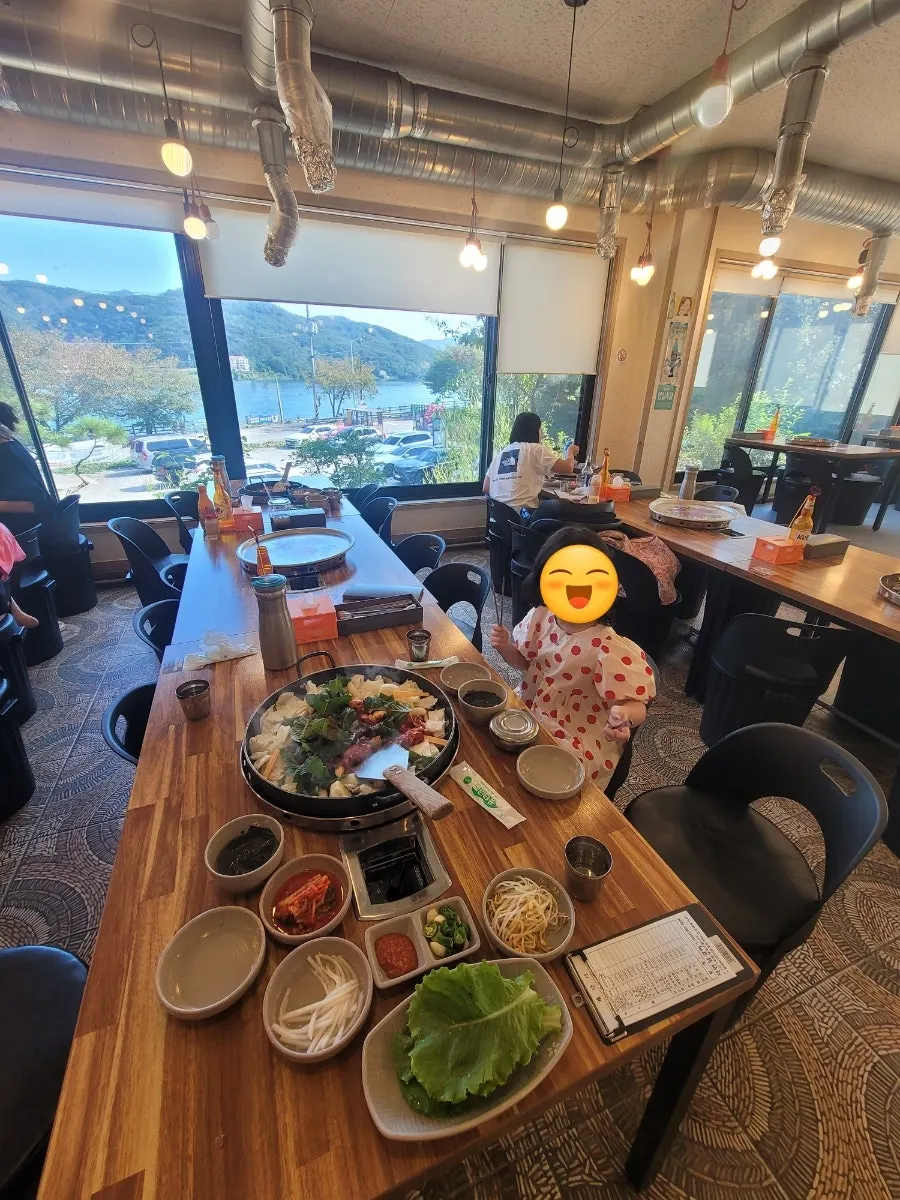 Interior of Jayeon Dakgalbi, good for family seating