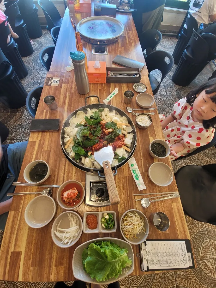 Hot-plate dakgalbi with added cheese sari and udon sari