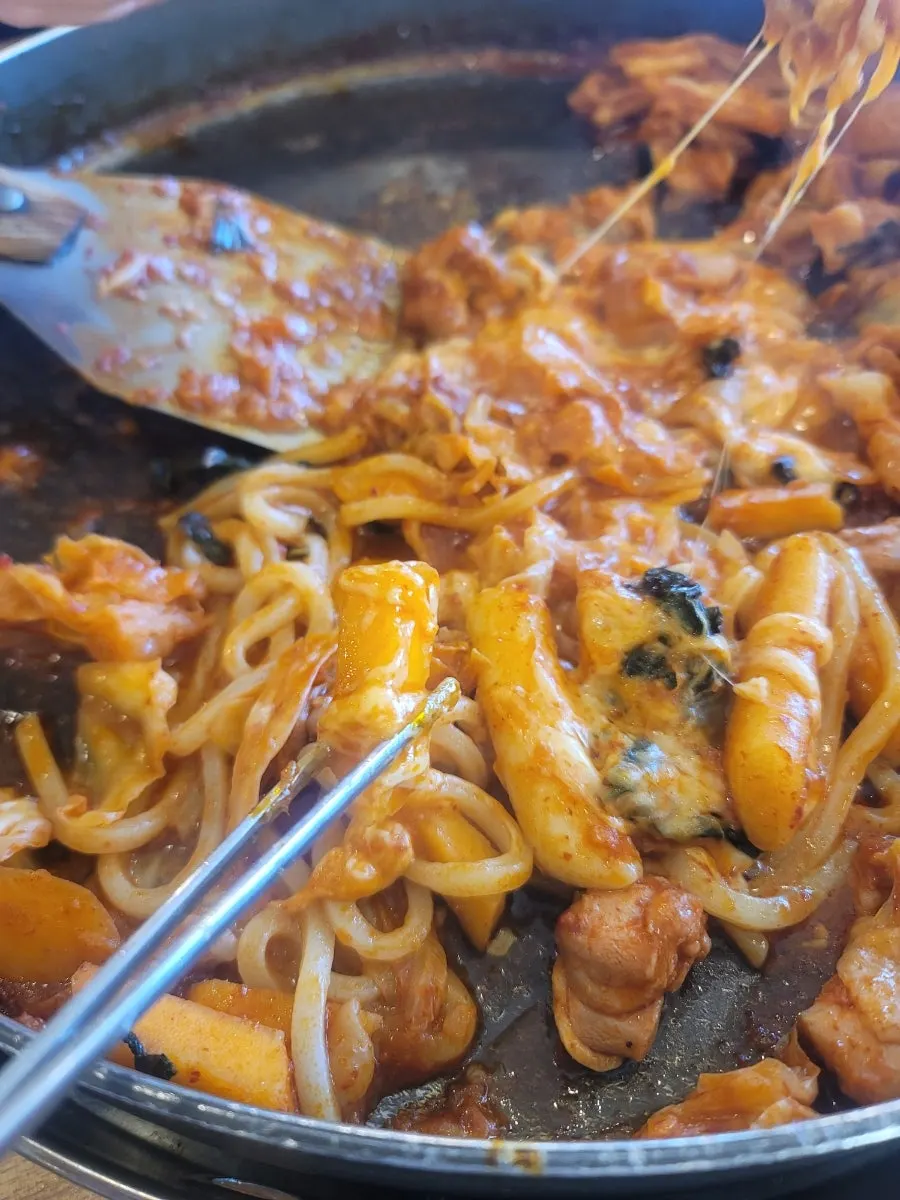 Hot-plate dakgalbi served together with sari add-ons