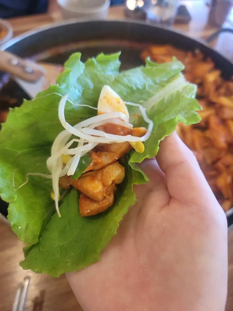 A family meal scene at Jayeon Dakgalbi in Gapyeong