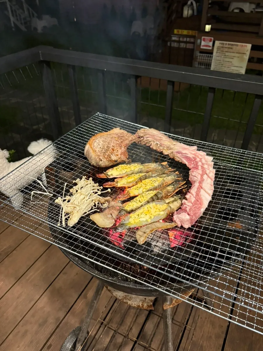 Preparing a charcoal barbecue