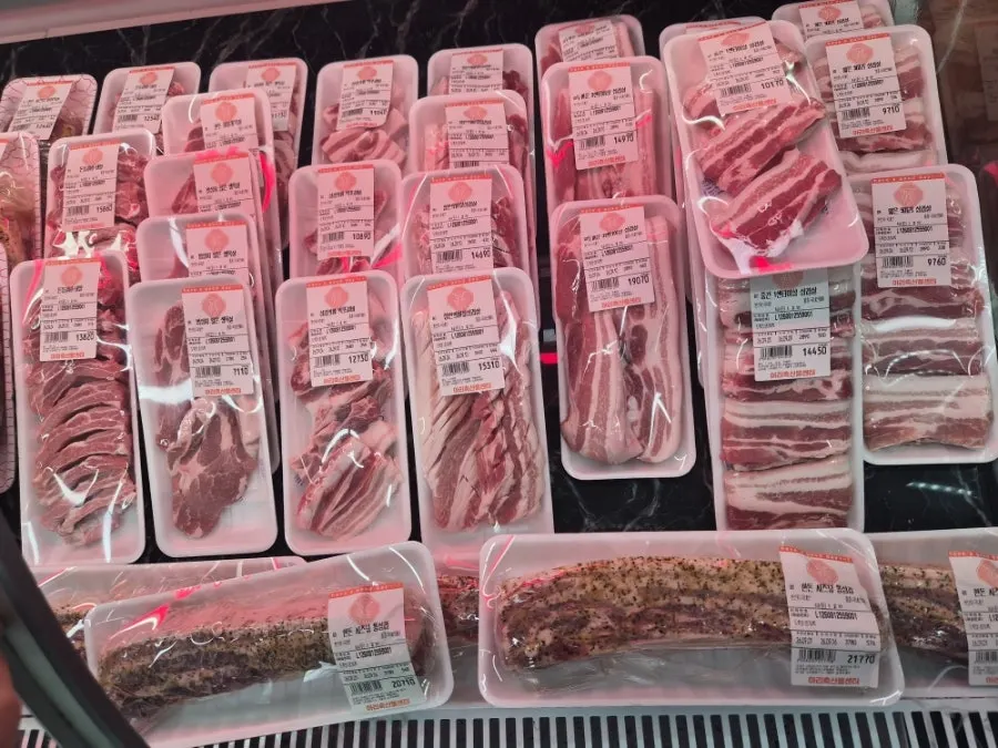 Display of thin-cut fresh pork belly