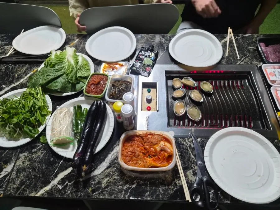 Water dropwort and kimchi grilled on the charcoal