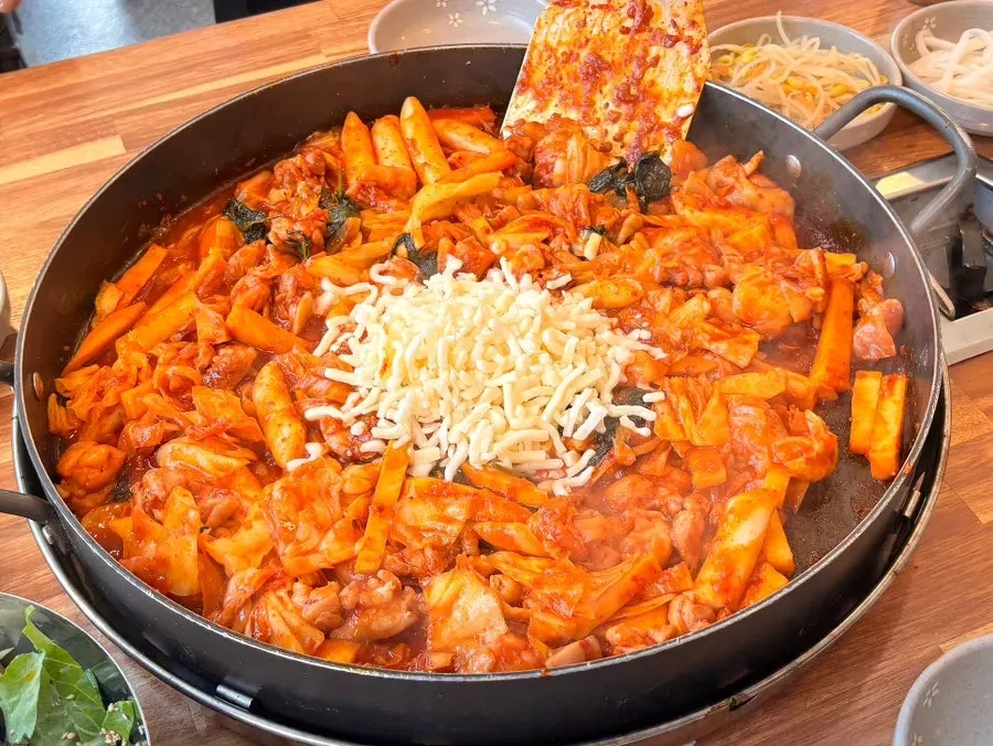 Cheese topping placed at the center of the hot-plate dakgalbi