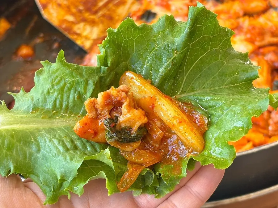 Fully cooked hot-plate dakgalbi made with chicken thigh meat