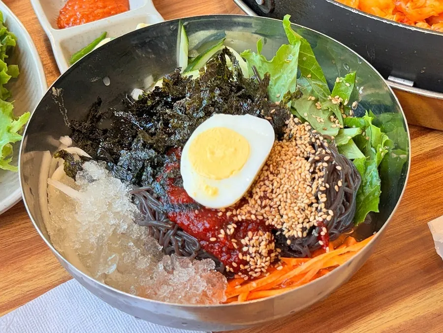 Makguksu topped with vegetables at Jayeon Dakgalbi