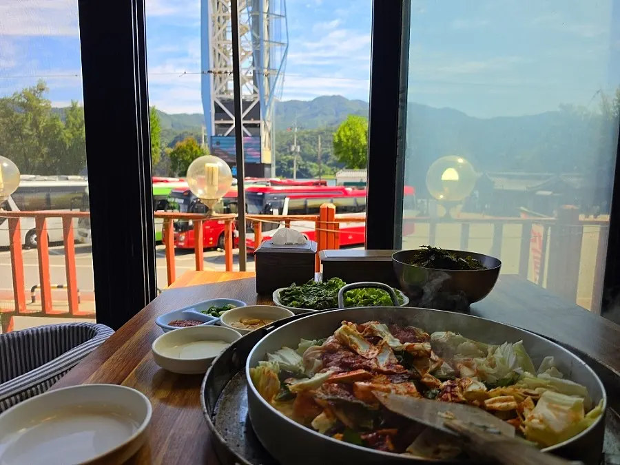 Vista del embarcadero de Nami Island desde la ventana