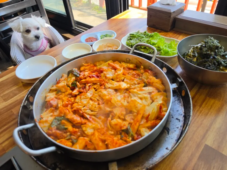 Chuncheon dakgalbi terminado de saltear por el personal