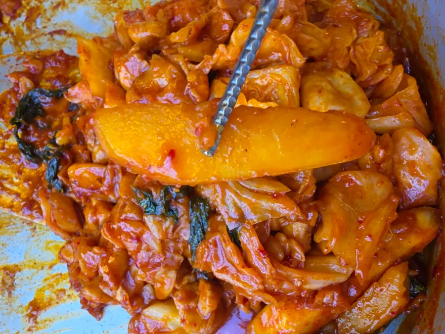 Tteok con agujero impregnados de salsa en el dakgalbi