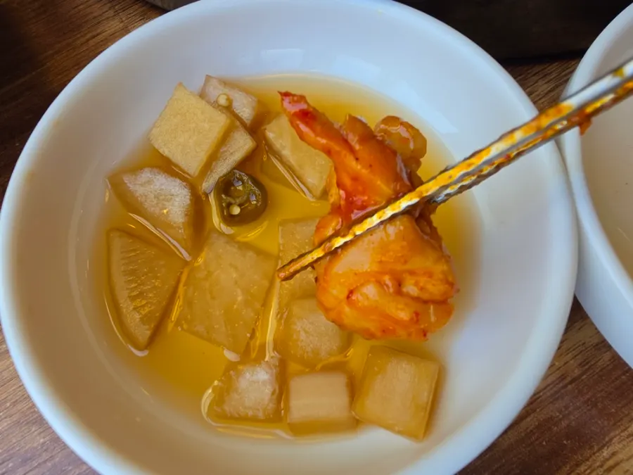 Dakgalbi acompañado de lechuga y ssammu