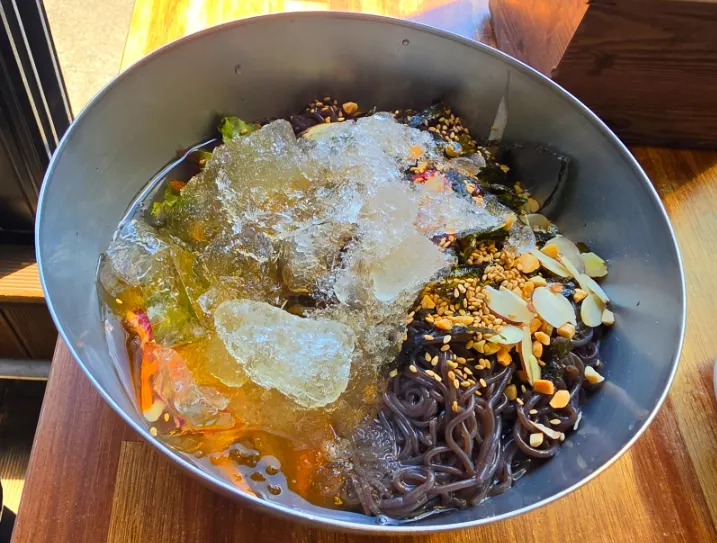 Makguksu con mucho hielo granizado
