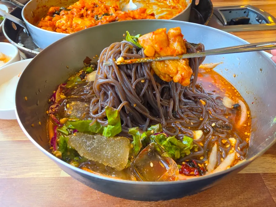 Makguksu para comer con mostaza