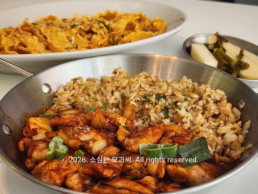 피놀리 매장 내부 좌석 전경