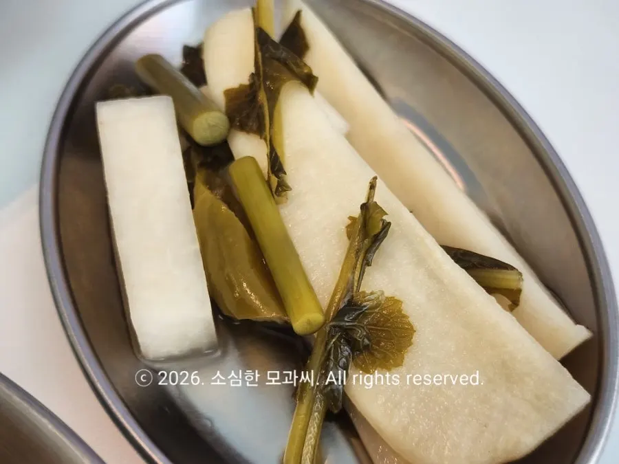 직접 만든 소스와 드레싱을 쓰는 피놀리 주방 쪽 풍경