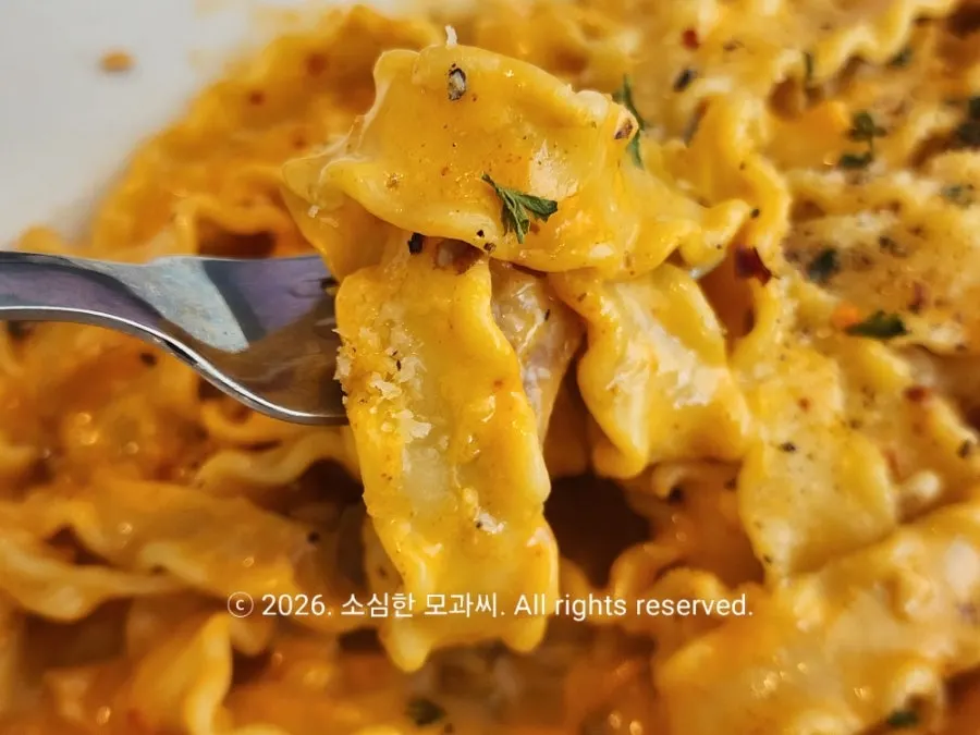 베이컨과 버섯이 들어간 피놀리 파스타 한 접시