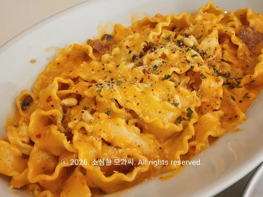 꼬불꼬불한 마팔디네면 크림 파스타 클로즈업