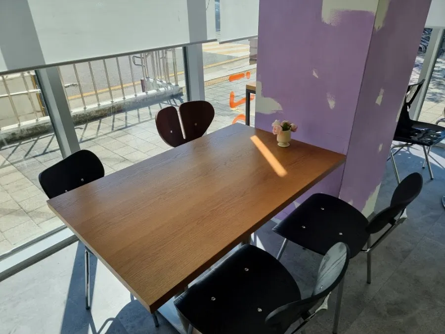 피놀리 매장 한쪽 진열 공간