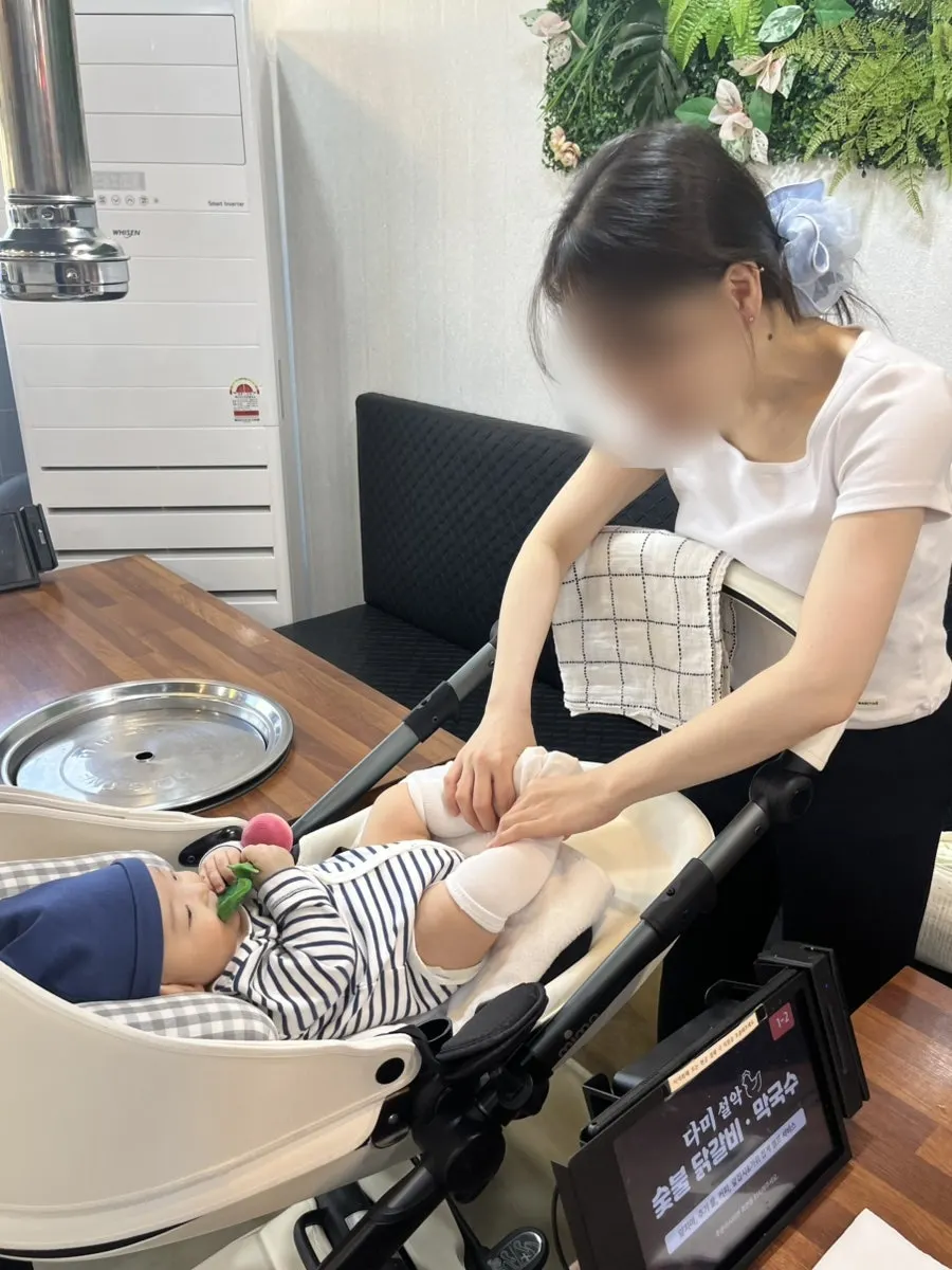 숯불에 올린 닭갈비 근접 사진