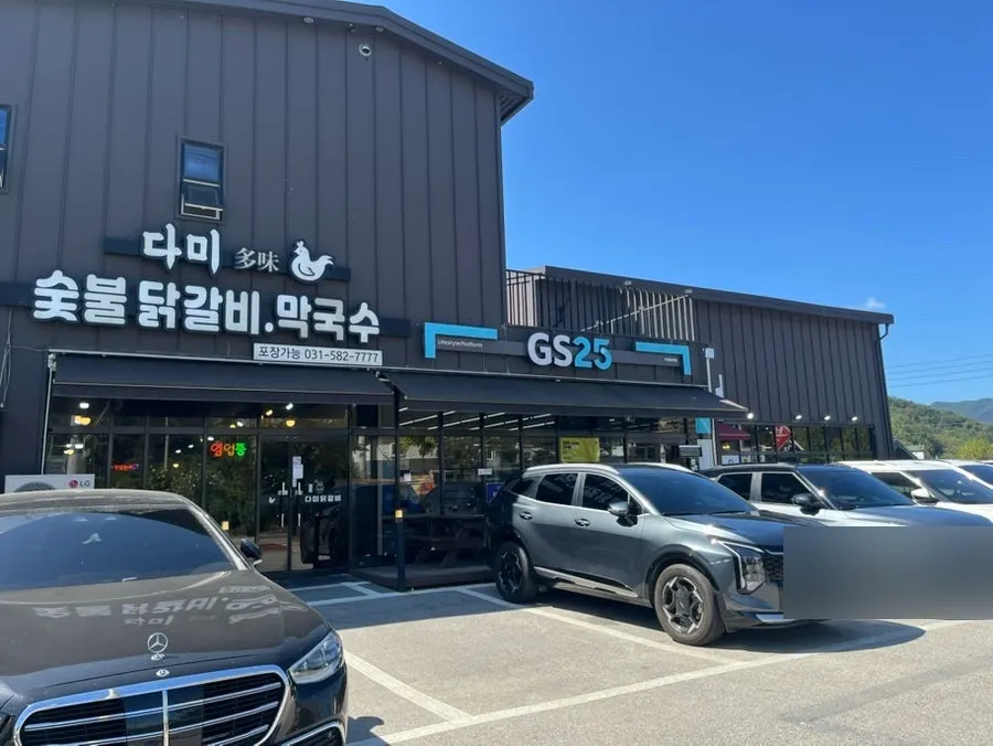 매장 앞 주차장과 편의점 전경