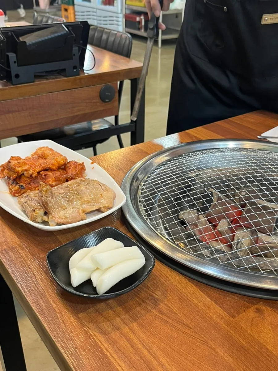 생더덕무침이 포함된 밑반찬 세팅