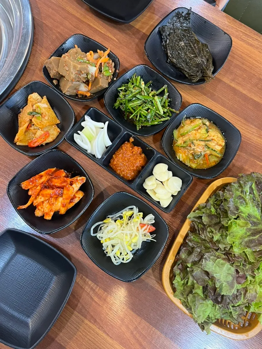부추무침과 무절임 등 반찬 한상